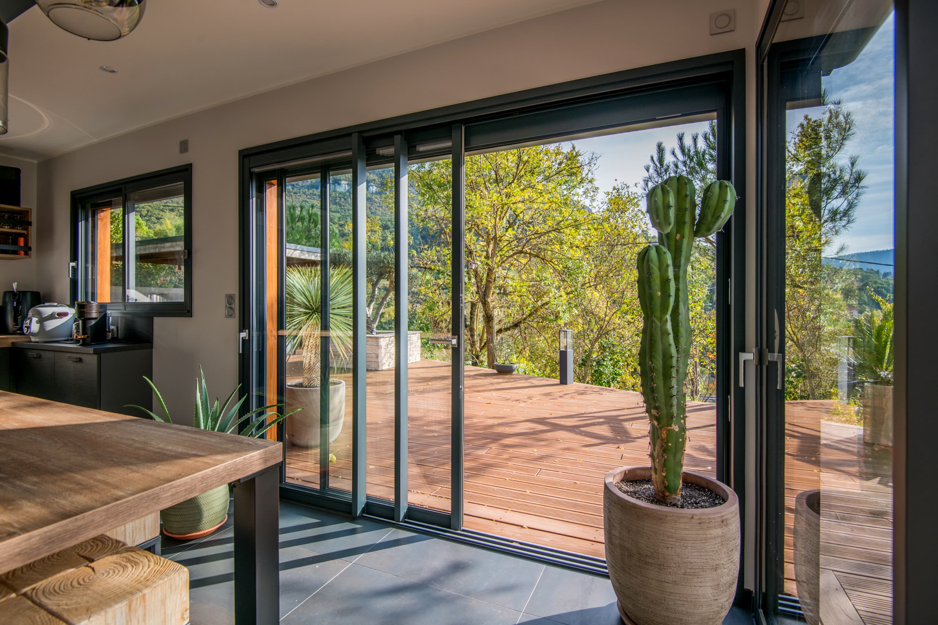 Fenêtre moderne avec vue sur extérieur