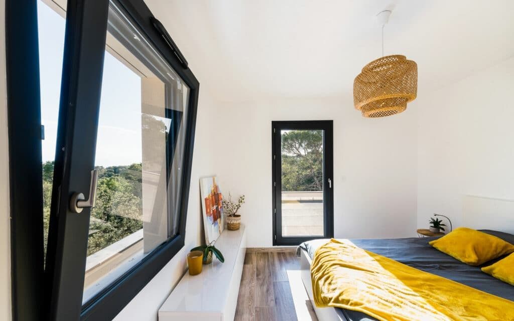 Fenêtre moderne avec vue sur extérieur