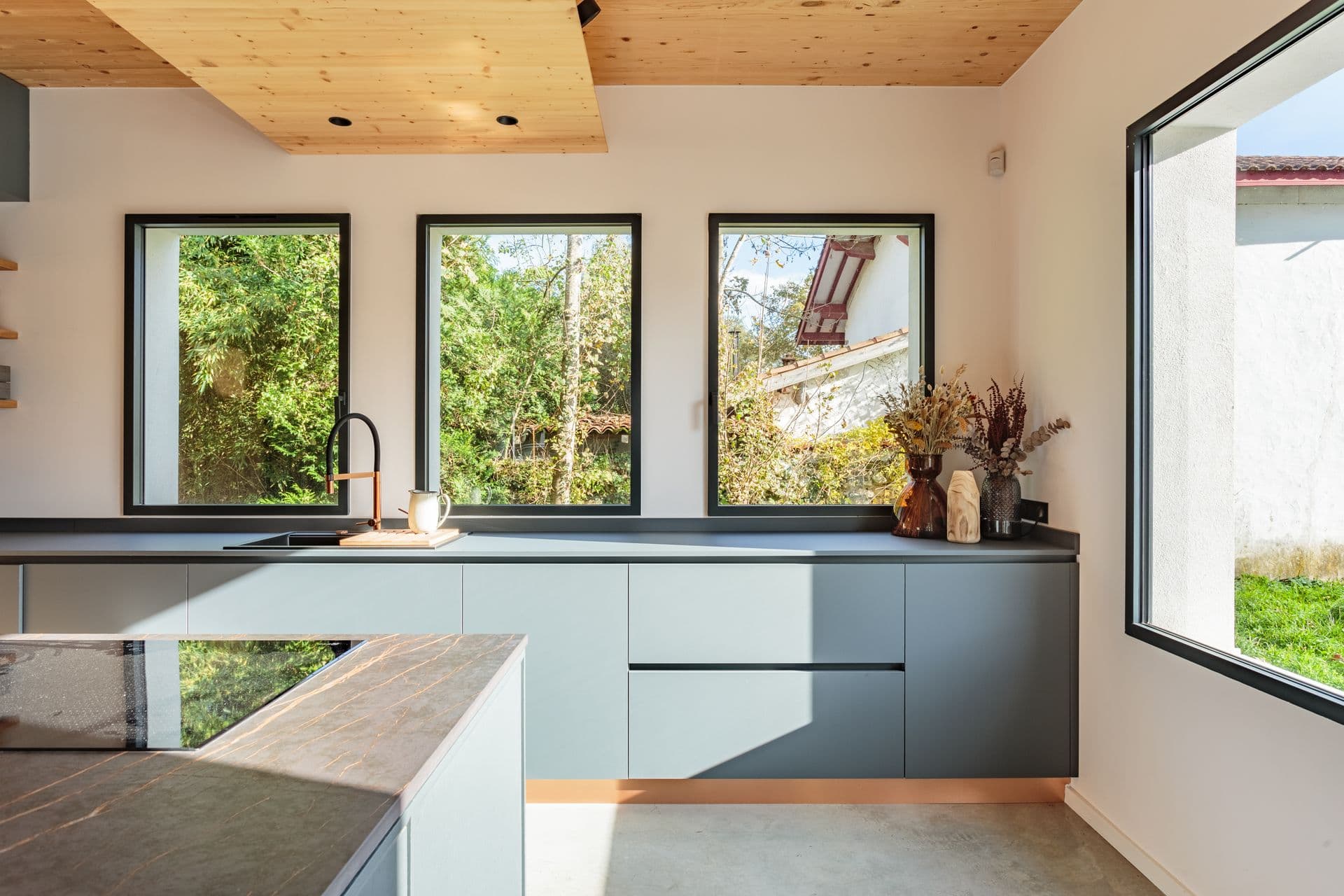 Fenêtre moderne avec vue sur extérieur