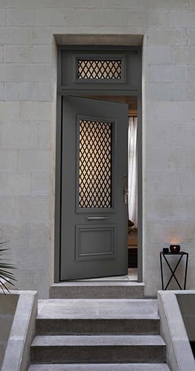 Porte d'entrée moderne avec végétation