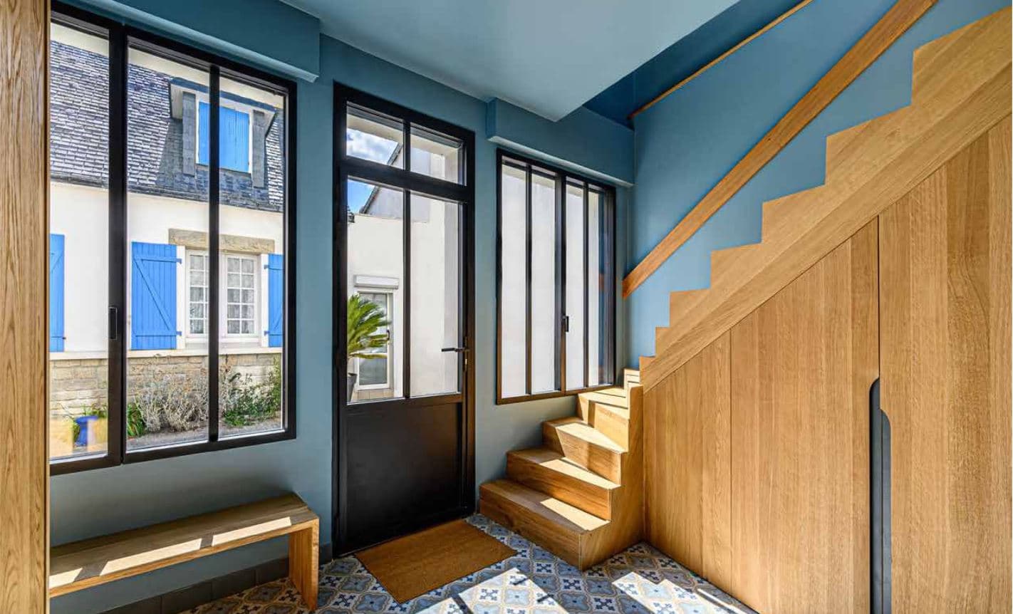 Porte d'entrée moderne avec végétation