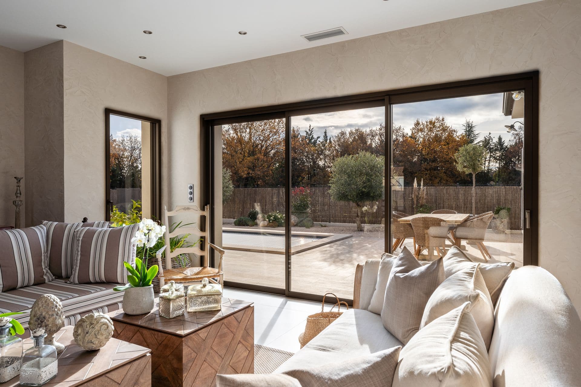 Fenêtre moderne avec vue sur extérieur